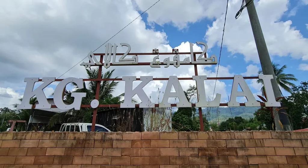 Papan tanda masuk ke Kampung Kalai, menandakan permulaan destinasi kaya warisan sejarah dan budaya di Jeli, Kelantan.